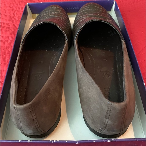 Brown “Ecco” Flats size 8 in US, I think. - Picture 4 of 6